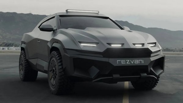 Lamborghini Urus има толкова общо с добрия вкус, колкото "Макдоналдс" има с висшата кулинария. Но нещата винаги могат да са и по-зле, както доказва този базиран на Urus модел на Rezvani. Видимо вдъхновен от по-неуспешните филми за Батман, Knight комбинира футуристичен карбонов корпус с бронирани панели, защита от експлозиви под колата, вградени димки и възможност да пускате електрошок по дръжките на вратите. Но най-добрата защита, която получавате вътре в него, е, че вече не го виждате как изглежда отвън. 

